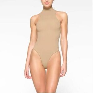 SKIMS SEAMLESS SCULPT HIGH NECK THONG BODYSUIT CLAY SMALL